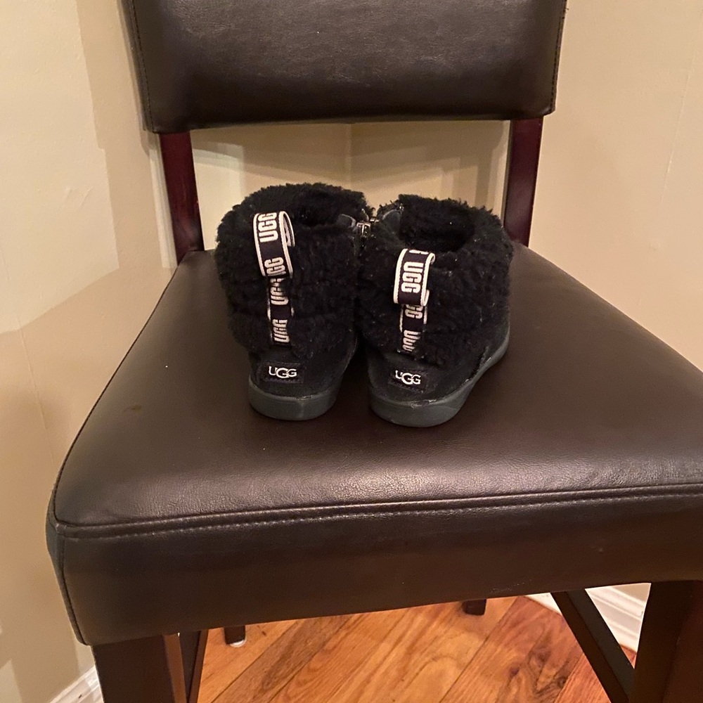 Toddler size 8 black Uggs